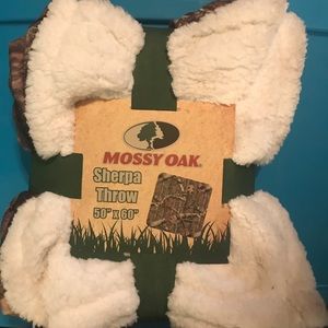 Mossy Oak Sherpa Throw